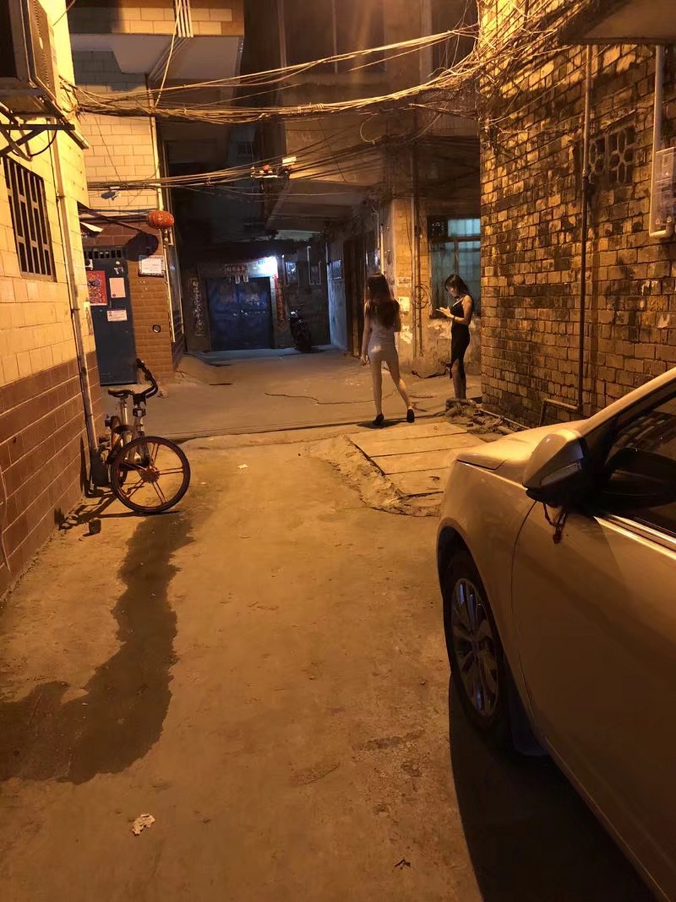 上夜班回家路上大半夜的这些女不睡觉在小巷子里干嘛