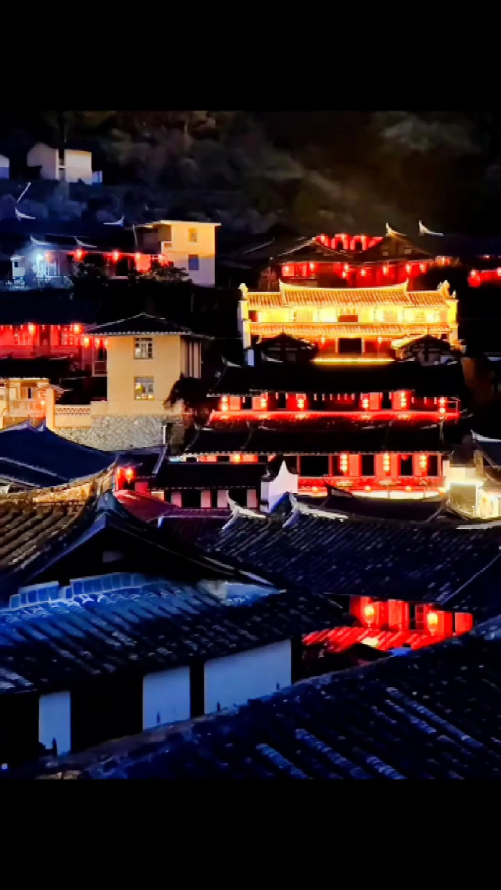 在乡村的夜晚,月亮升起,万籁俱寂,只有零星的狗吠声和悠远的虫鸣声