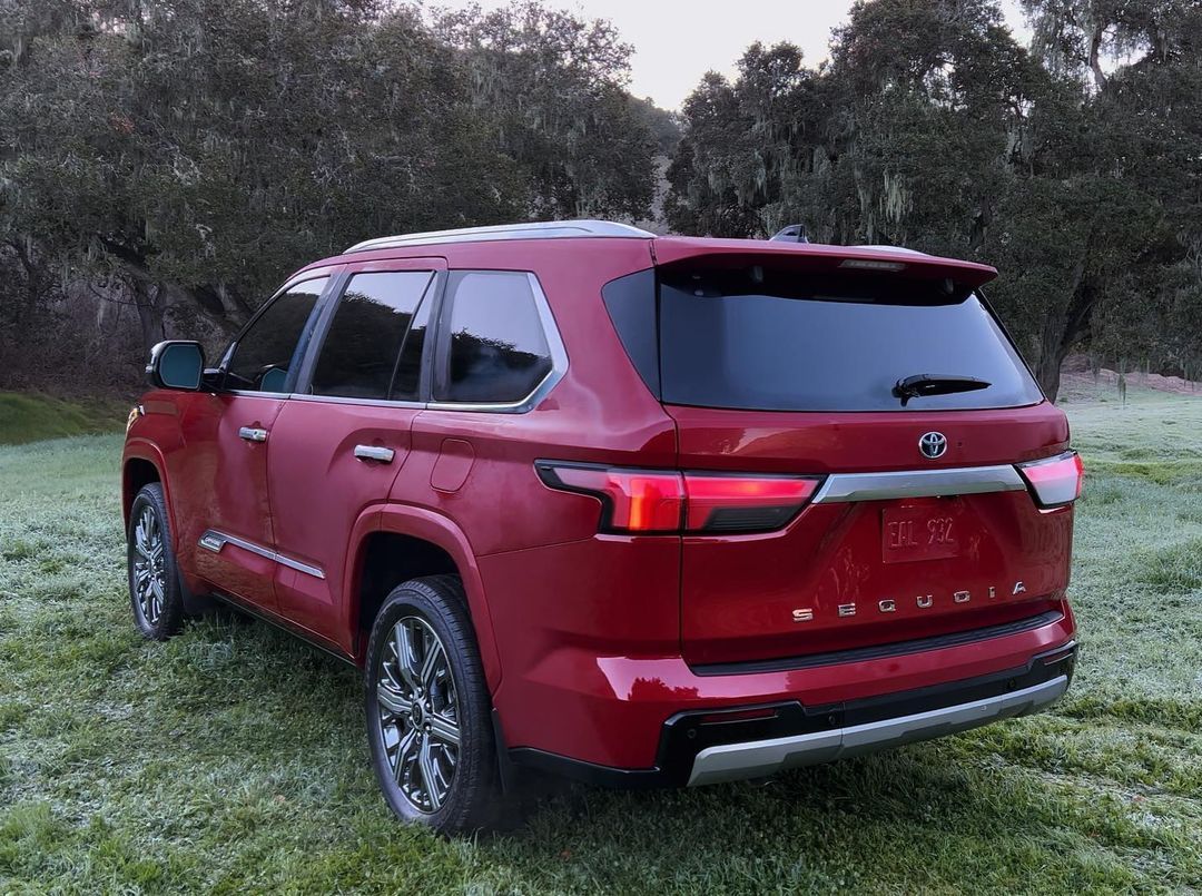 陆巡lc同平台,实拍新款丰田红杉,气场不输凯雷德,旗舰感十足