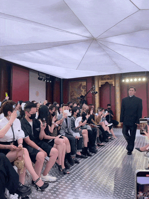 组图：廖凡李易峰春夏等出席活动 变身超模走T台气质拿捏