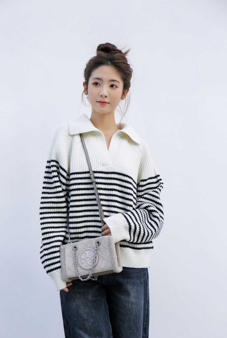 邢菲长得好甜,身穿条纹上衣配牛仔裤,简约舒适,清新甜美!