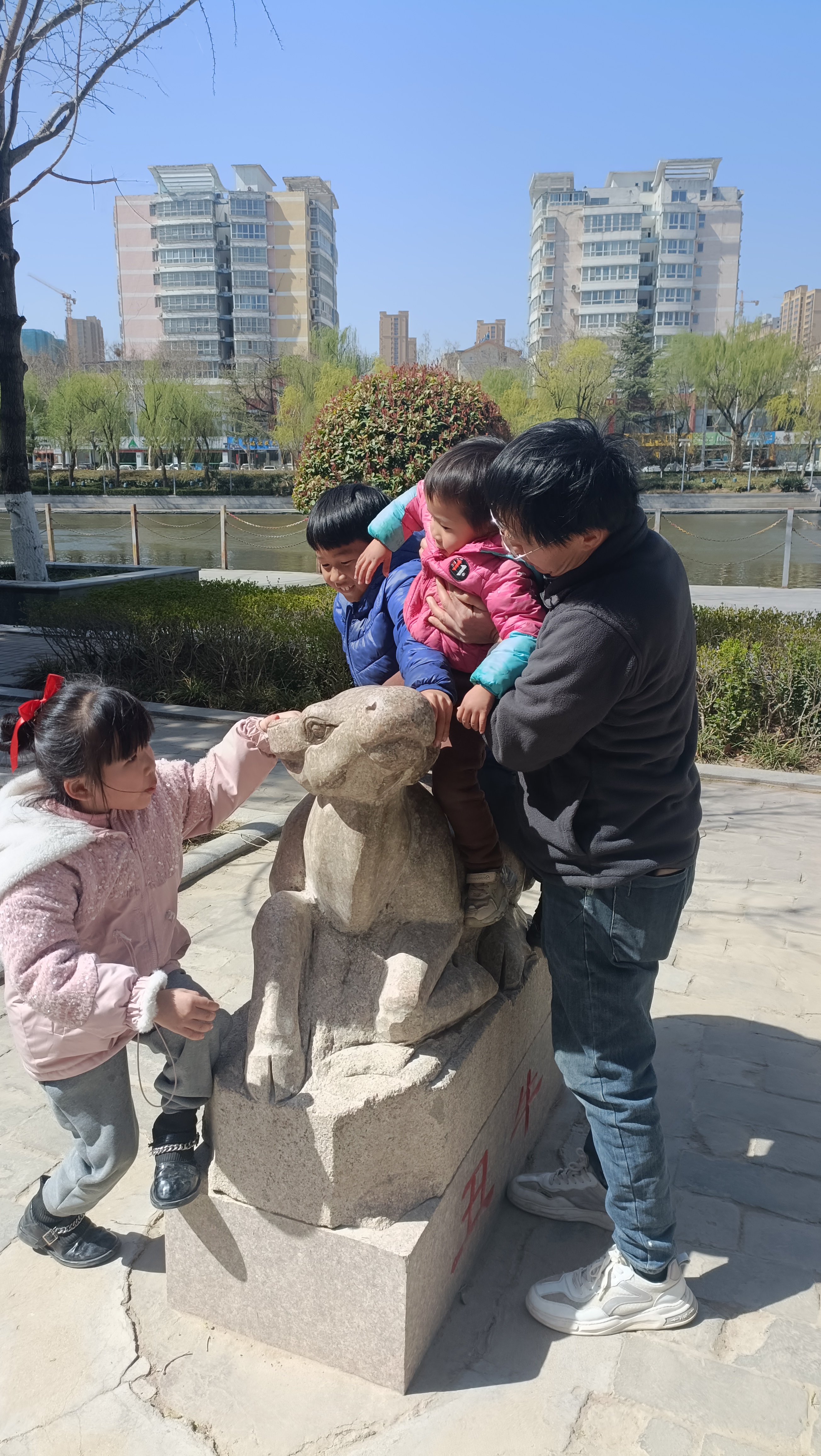 陽春三月,菏澤天香公園帶娃走一走,活到九十九.哈哈