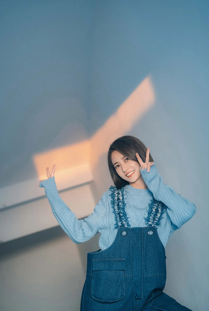 女神陈钰琪,休闲装打扮,俏皮又可爱.#陈钰琪# #金秋图文动态创作节