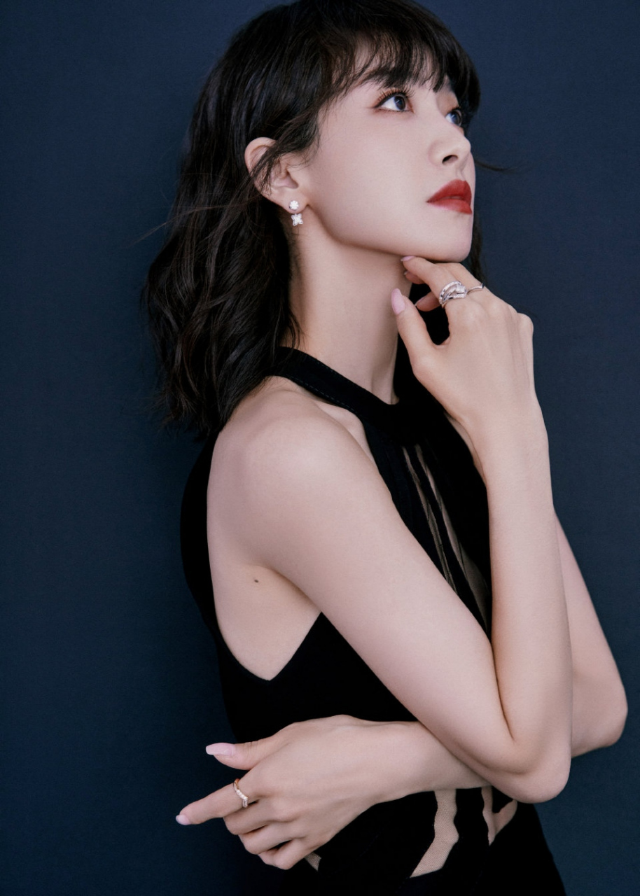 宋茜# 一袭黑色连衣裙,白皙水嫩的肌肤,婀娜多姿的身材.