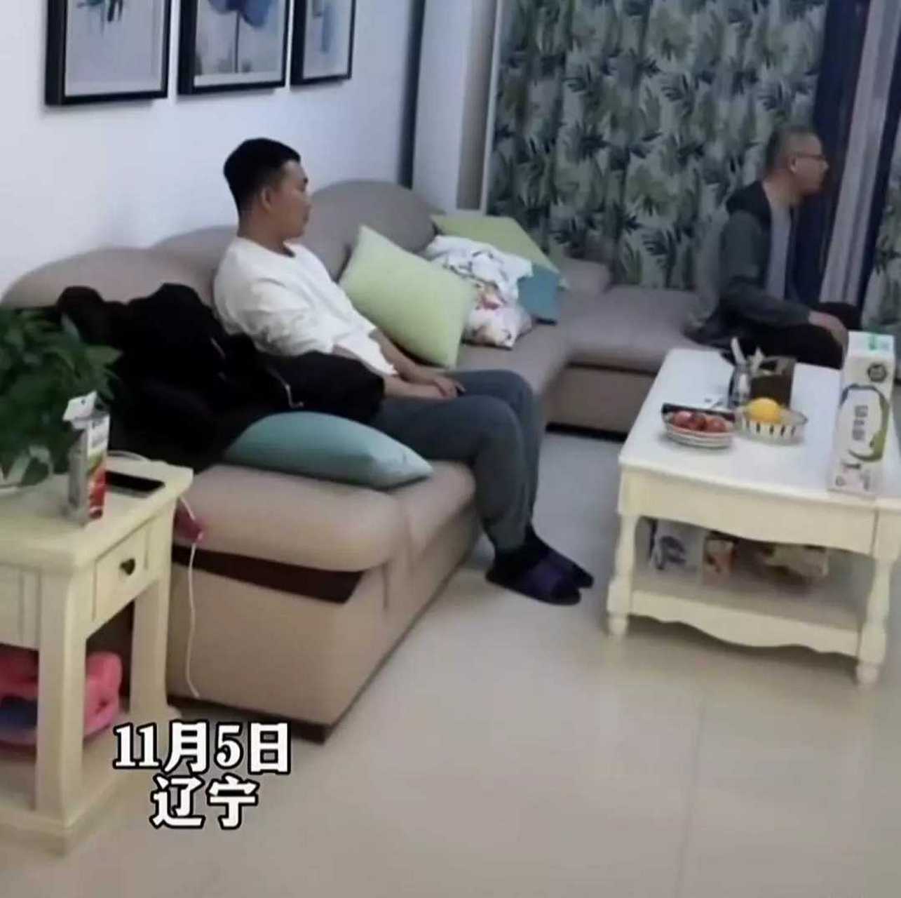 第一次去女友家,和老丈人在客厅看电视,互不说话 细品,你看着图细品