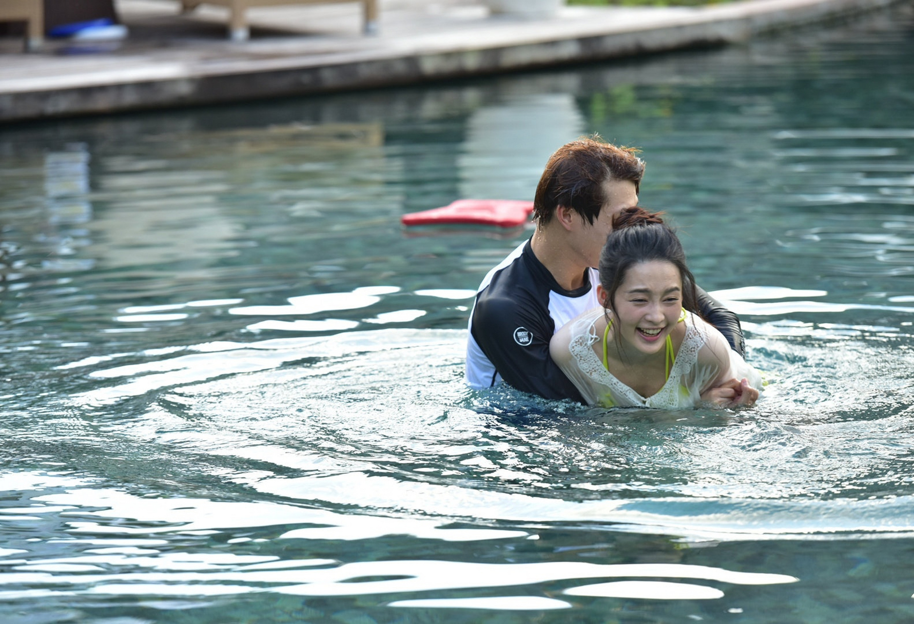 《我们相爱吧》第二季,魏大勋教李沁游泳片段