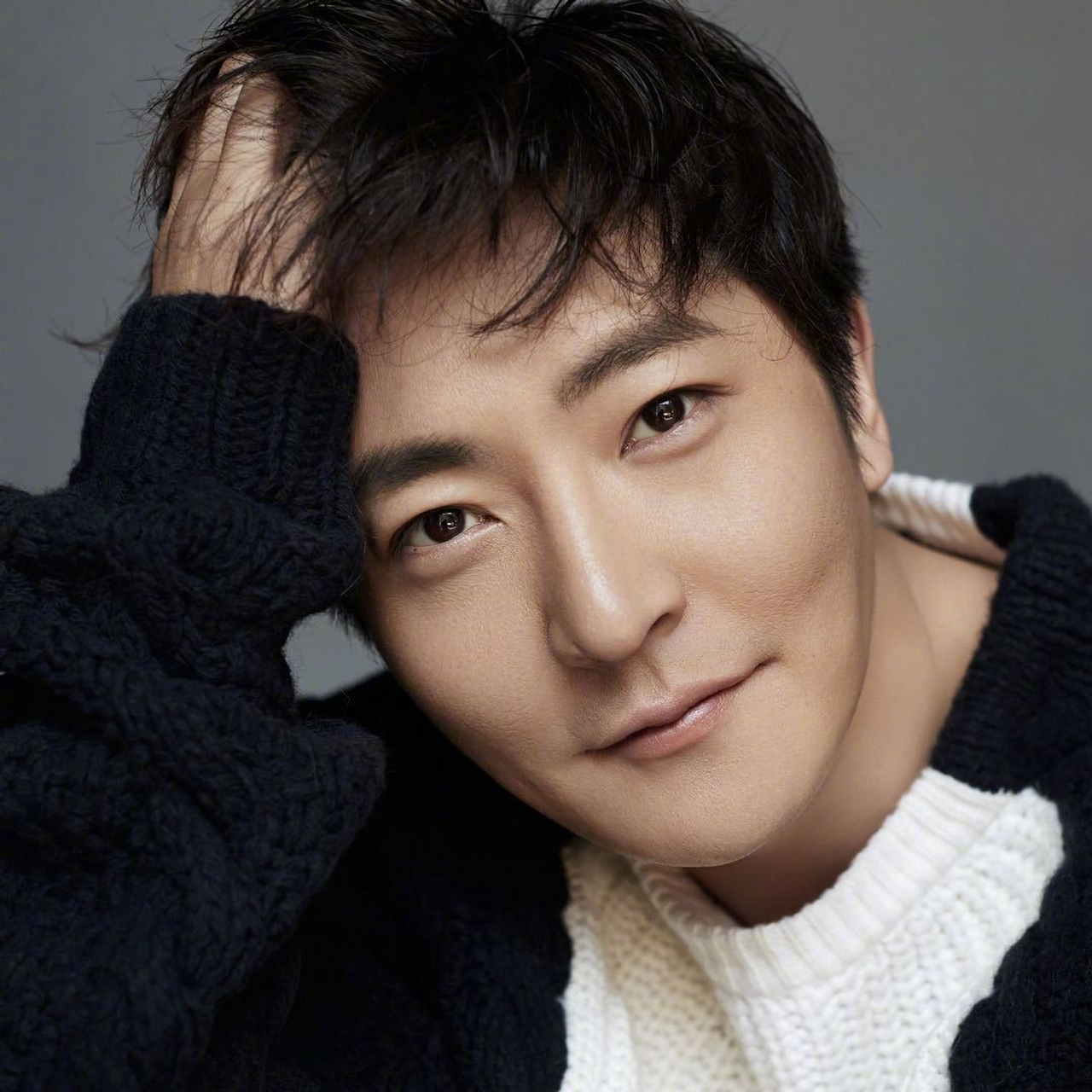 郭京飞发文回应骗子行骗留郭京飞的电话:"离大谱[允悲]大家一定要保护