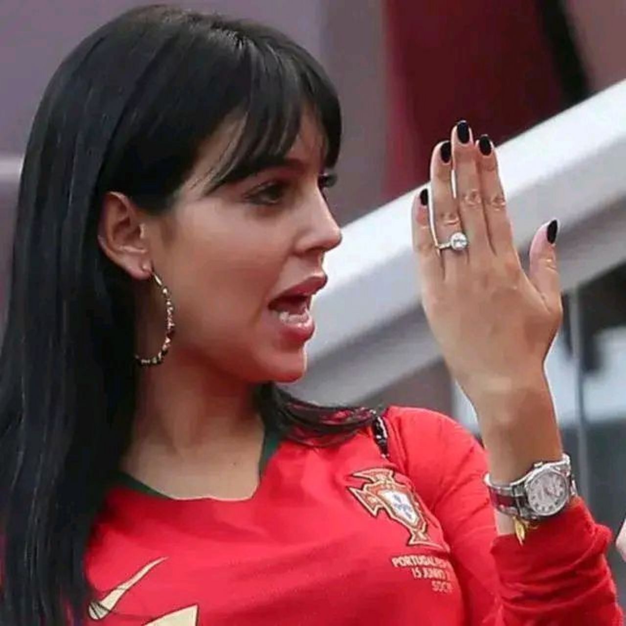 c罗妻子乔治娜炫富,戴着523万的鸽子蛋戒指向朋友炫耀,穿牛仔裤藏不住