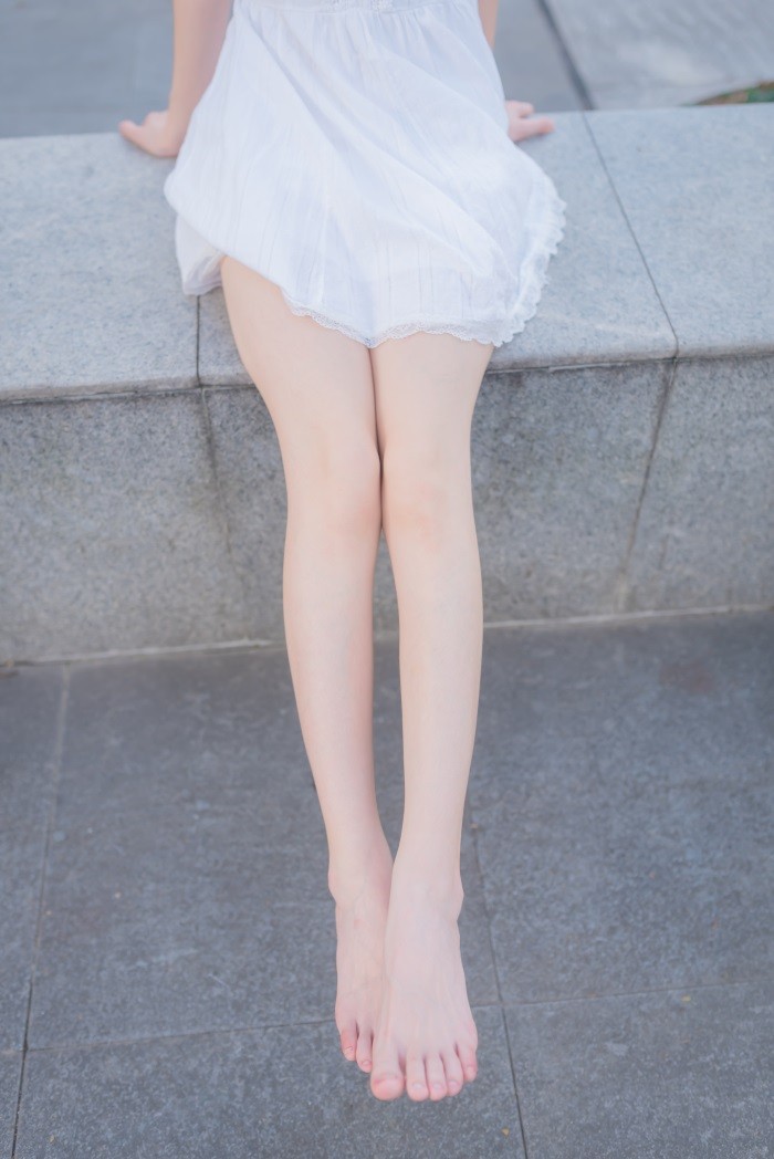 风之领域精品写真@No.056 草坪上青纯的XUE妹 [50P/229MB]