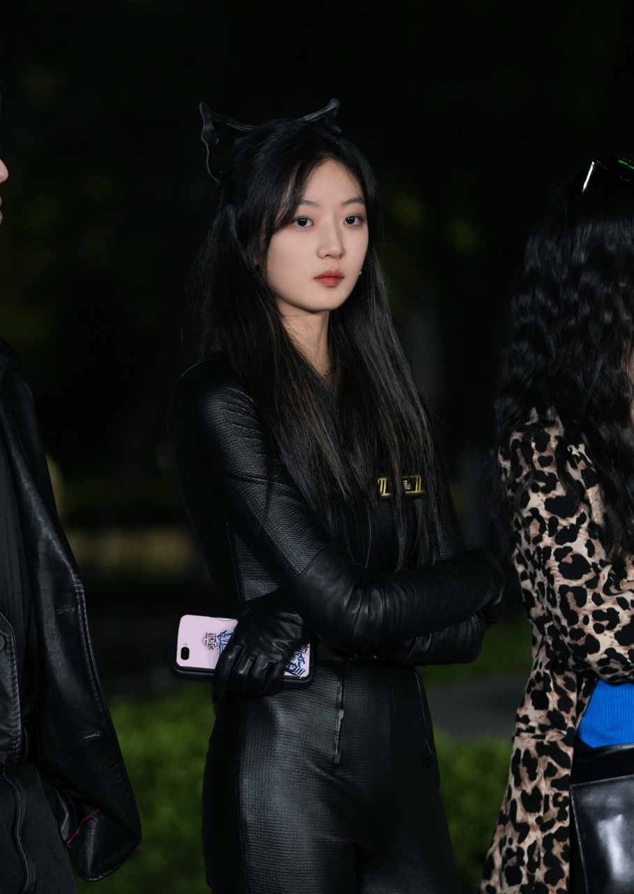 孙千一身黑色穿搭,配上长发,又酷又飒!
