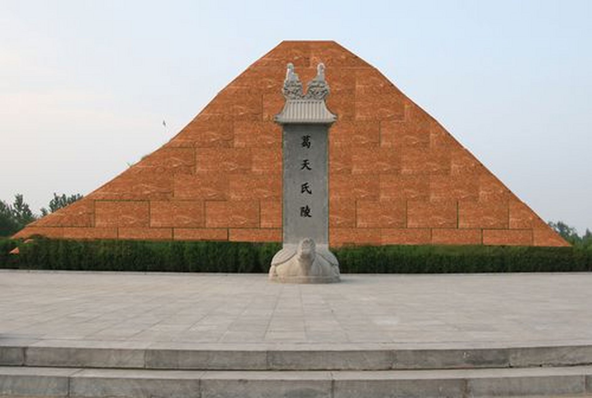 葛天氏,是我国传说中的远古时期部落首领,他发明"乐