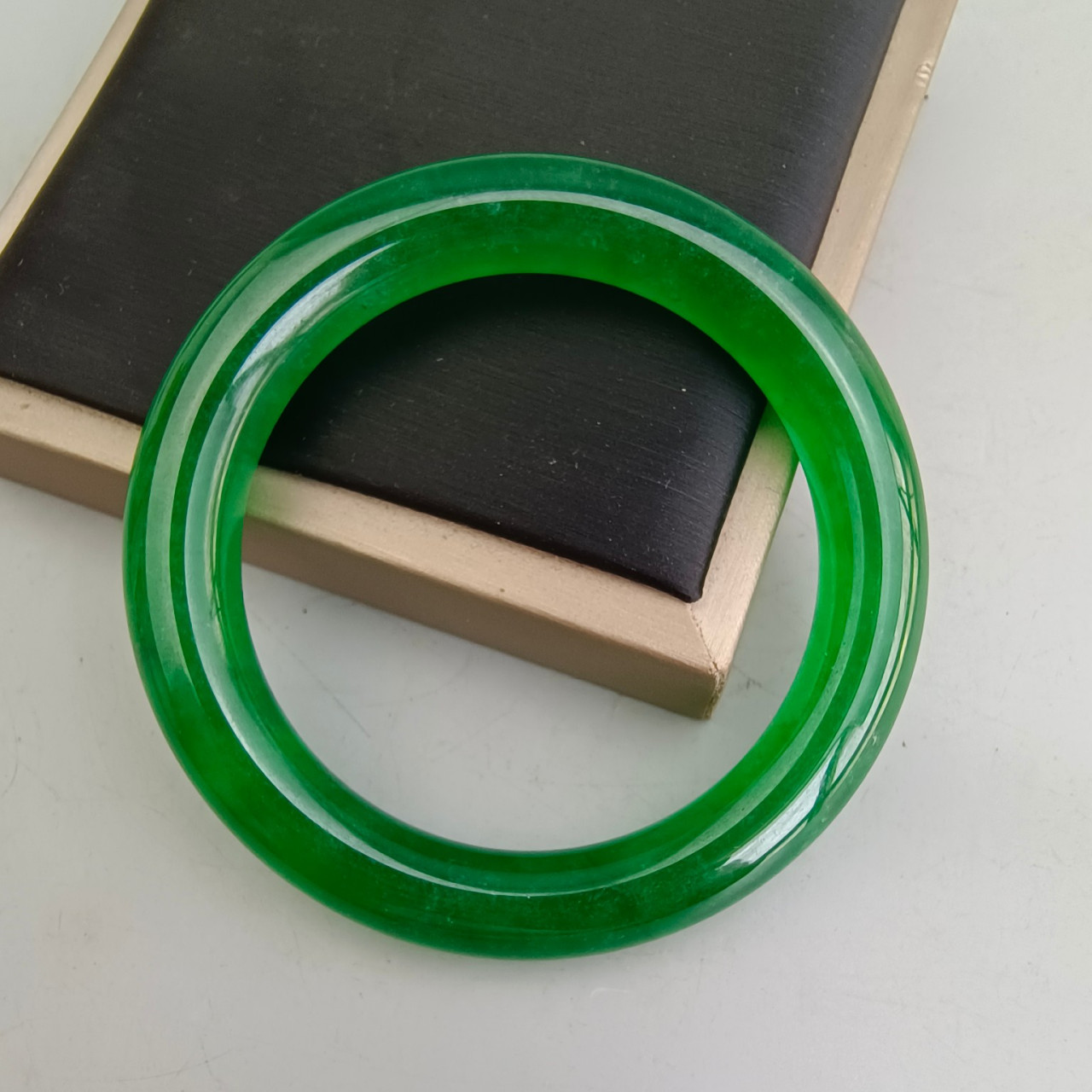 缅甸高冰满绿老翡翠手镯,有棉无裂,包浆浑厚