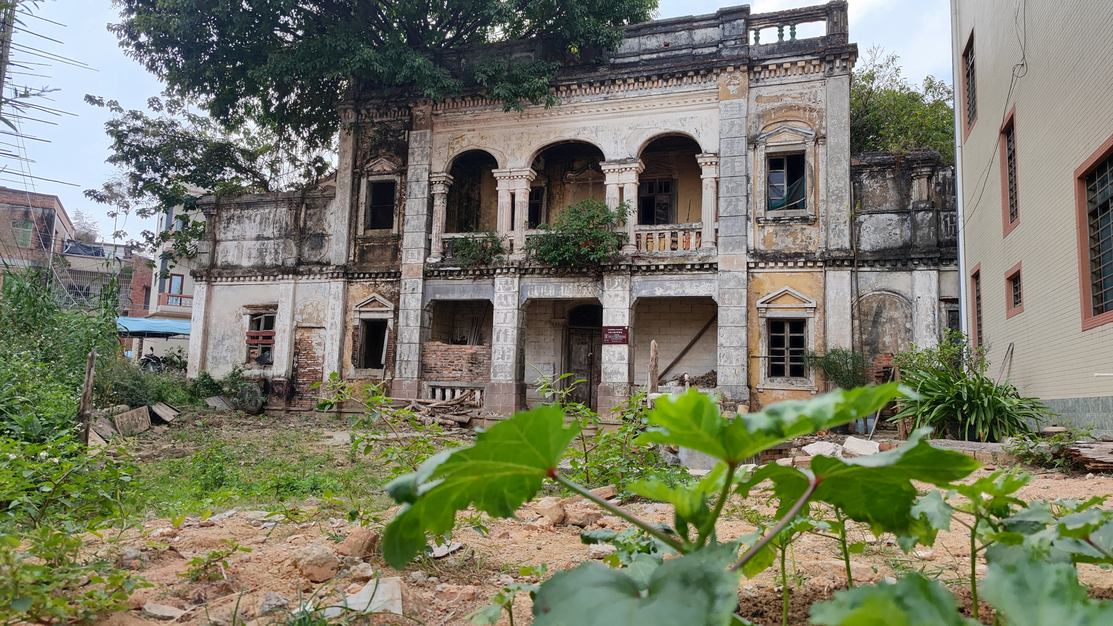 电白小良镇有一座近百年的欧式小洋楼,红墙瓦顶,中