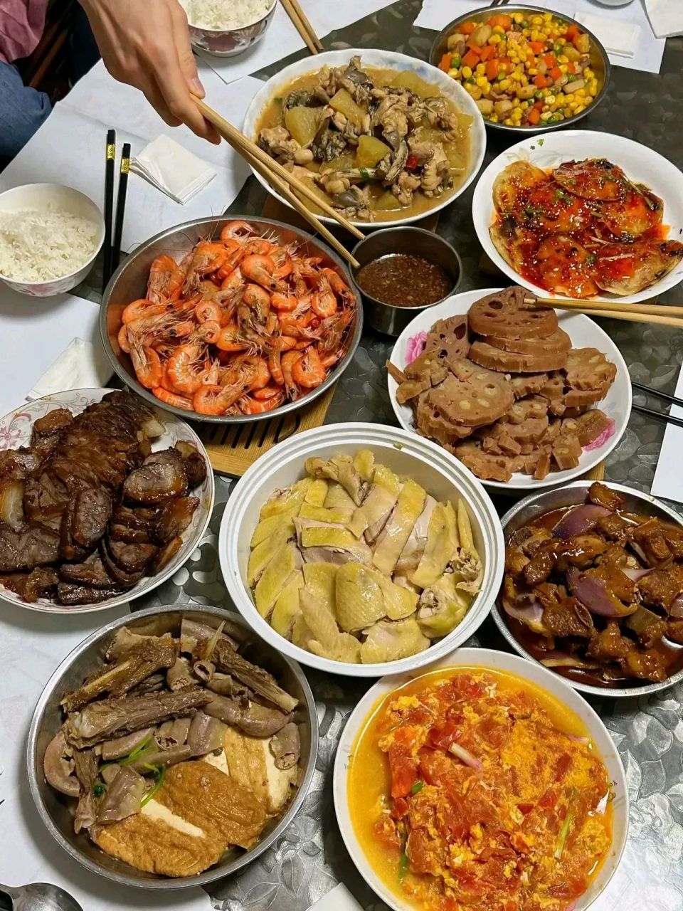 闺蜜请我去家里吃饭,饭局期间我发现桌子上根本没有我喜欢吃的菜,就让