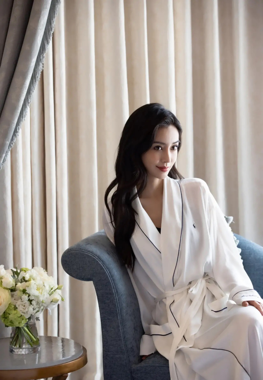 娱乐圈女明星杨颖酒店浴袍美照