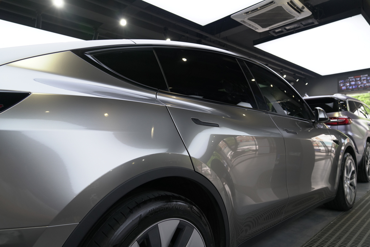 特斯拉装贴什么颜色改色膜好看?model y液态金属银色效果分享