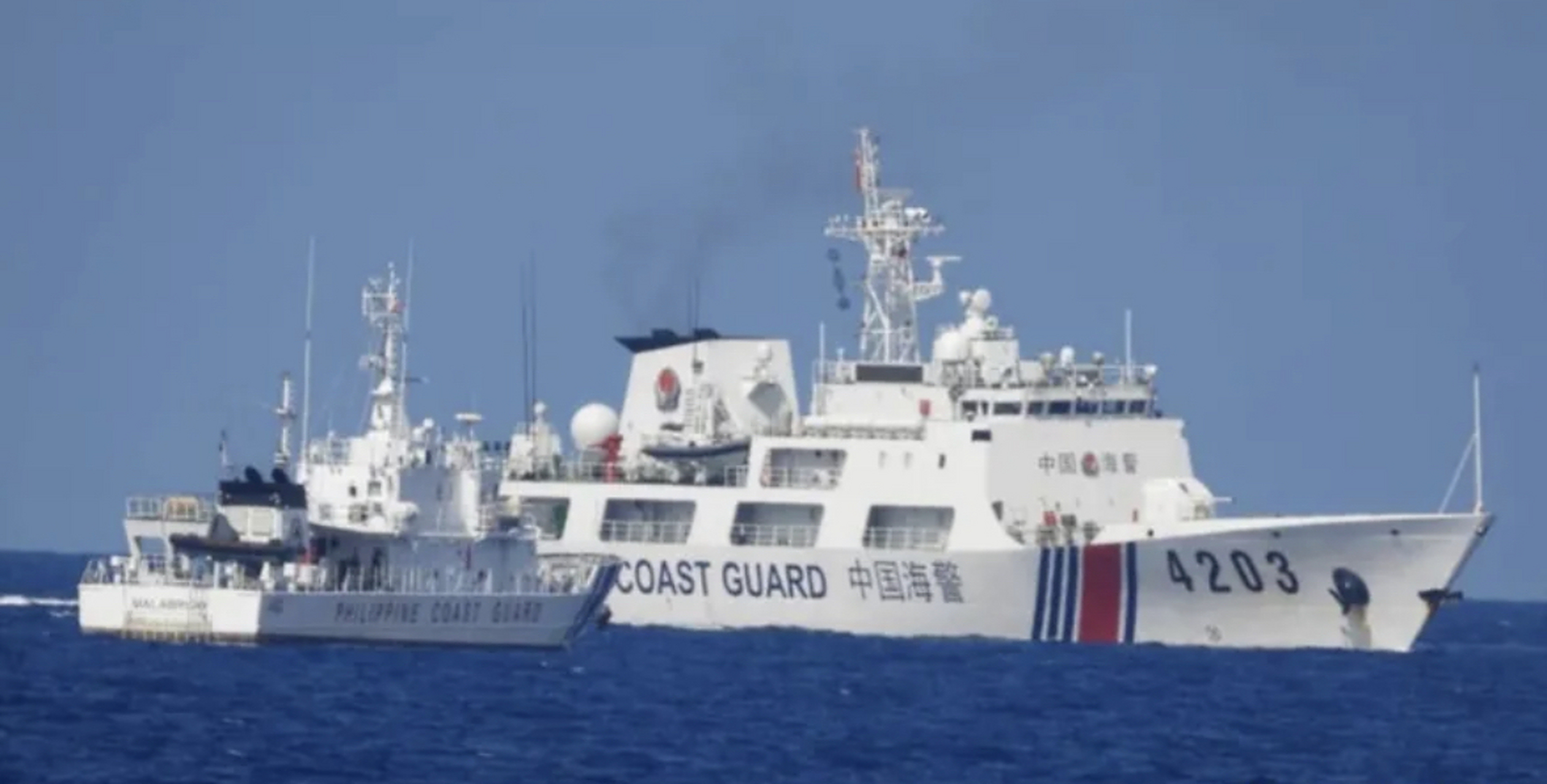 7月5日,美国方面转发了,菲律宾海岸警卫队拍摄的中国海警战舰在仁爱礁