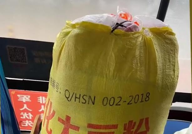 河南00后新生用化肥袋子装行李入校,老师看得目不转睛网友炸锅