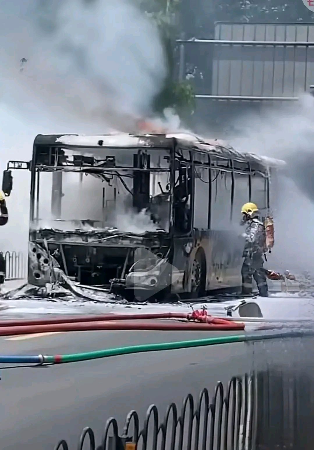 南京一公交车行驶过程中突然起火致2死5伤,官方最新回应