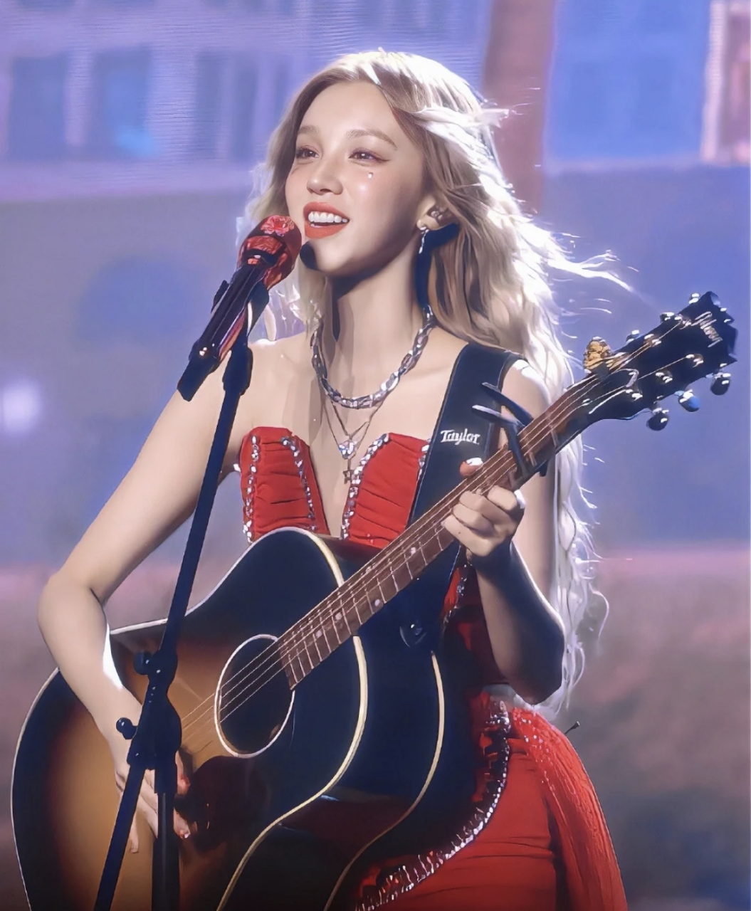 舞台上闪闪发光的宋雨琦真的好吸引人