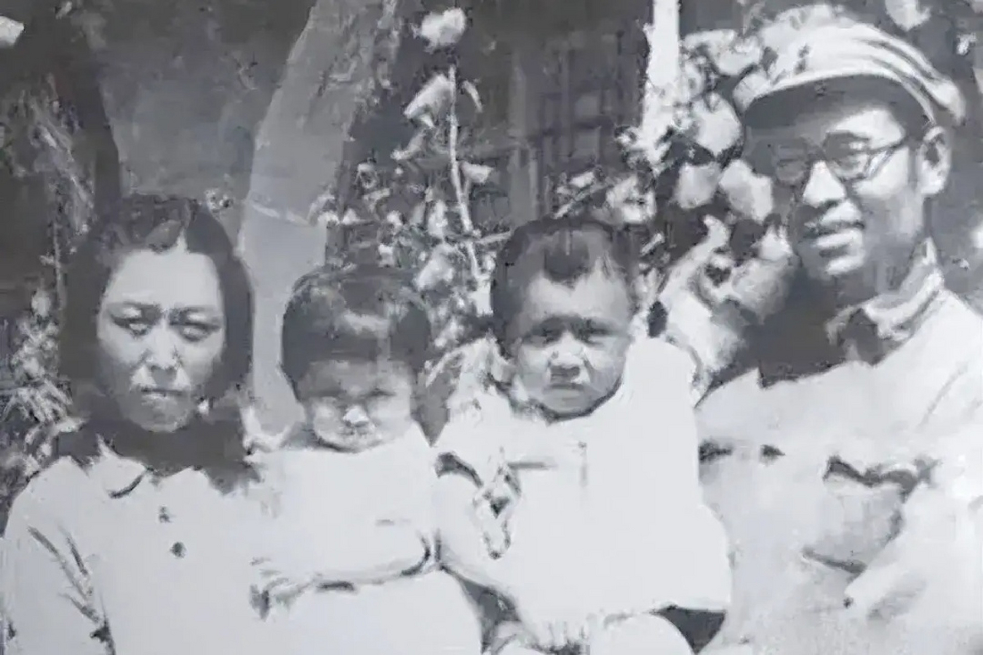 1945年,高岗和第二任妻子李力群及子女在延安窑洞前合影留念.