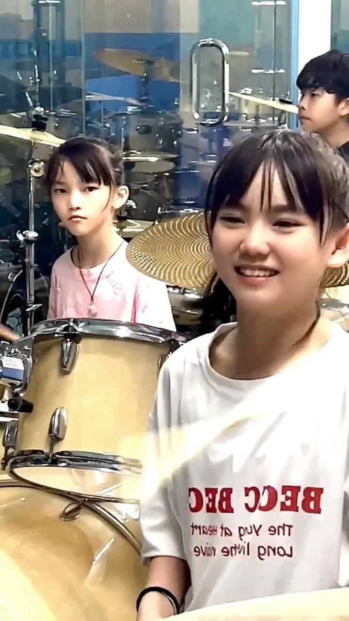 小鼓手妞妞架子鼓演奏歌曲阿衣莫