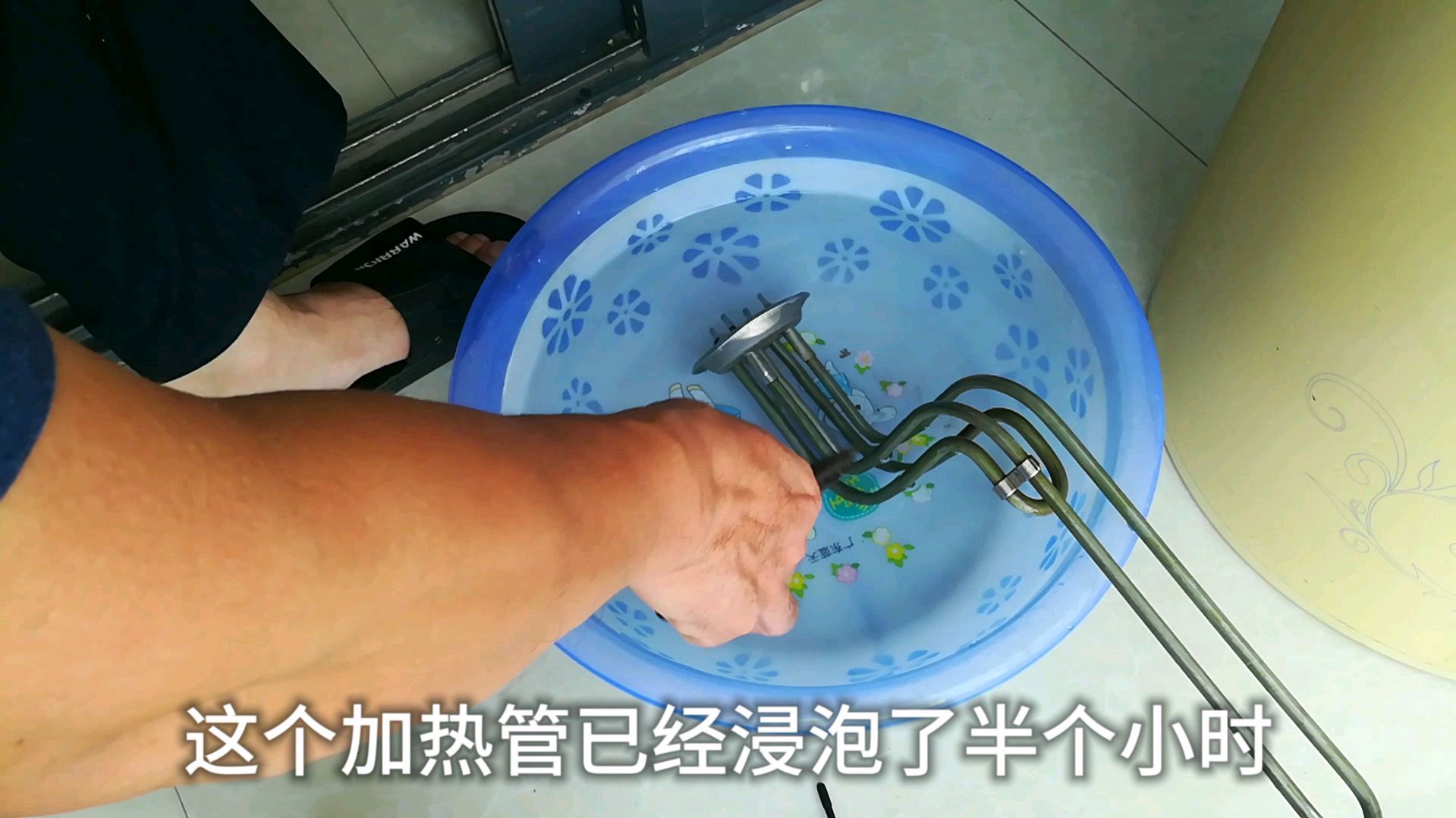 清洗电热水器加热管水垢,老张方法很简单