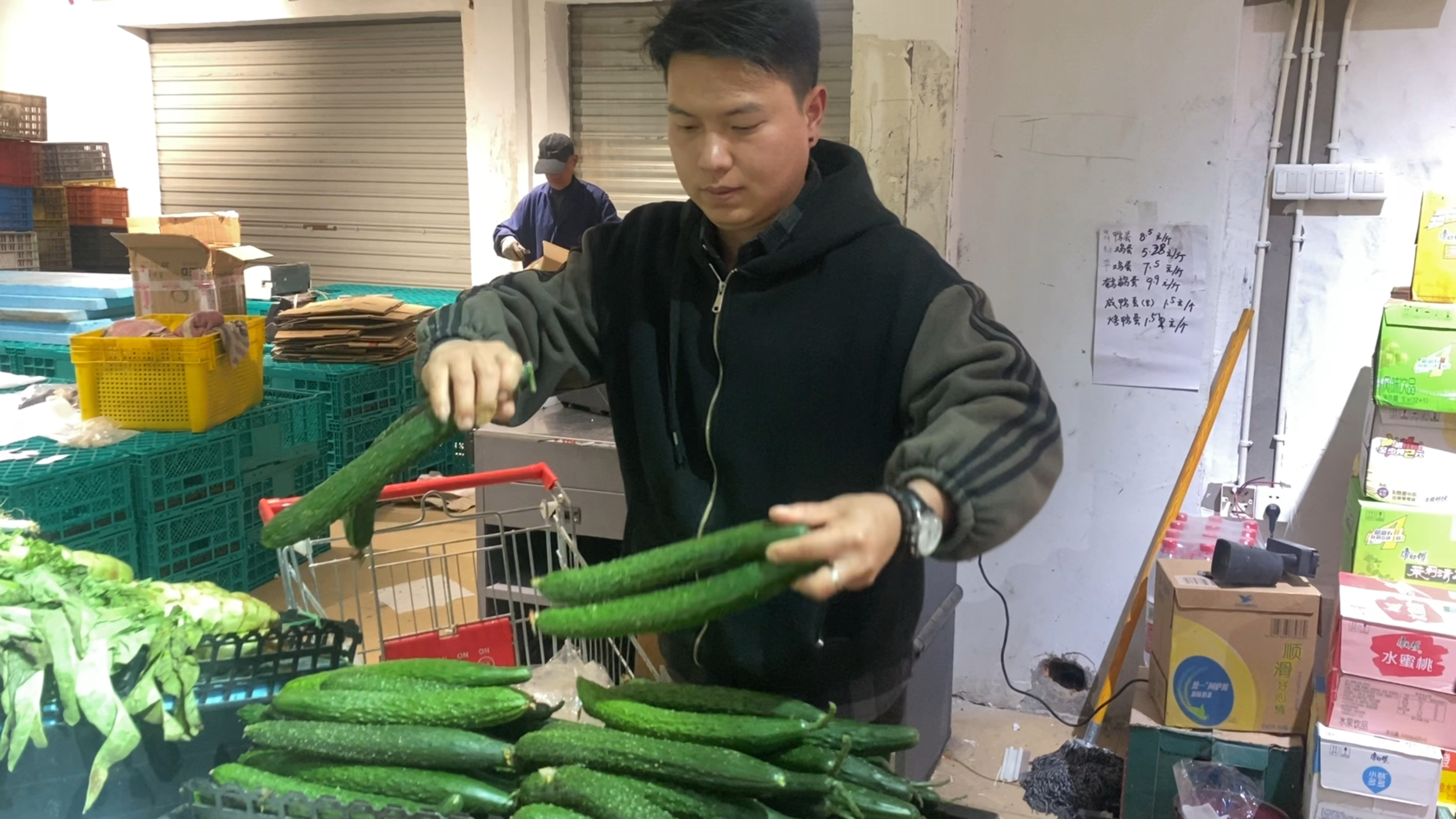小杰哥的超市蔬菜太便宜,白菜黄瓜都卖十几包,年入几百万不是梦