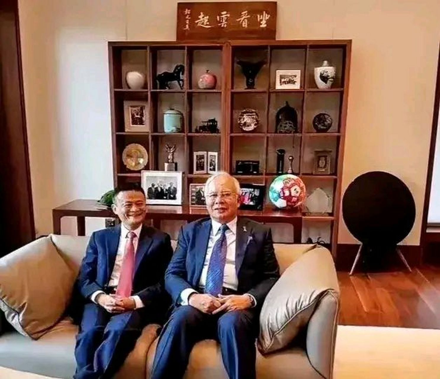 马云办公室这背后的几个字果然寓意深远!