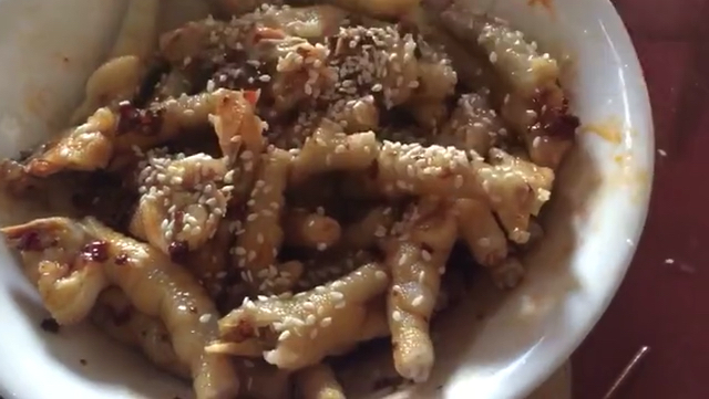 家常凉拌菜,风味鸡爪扑面而来,冰冻啤酒马上吃起来!