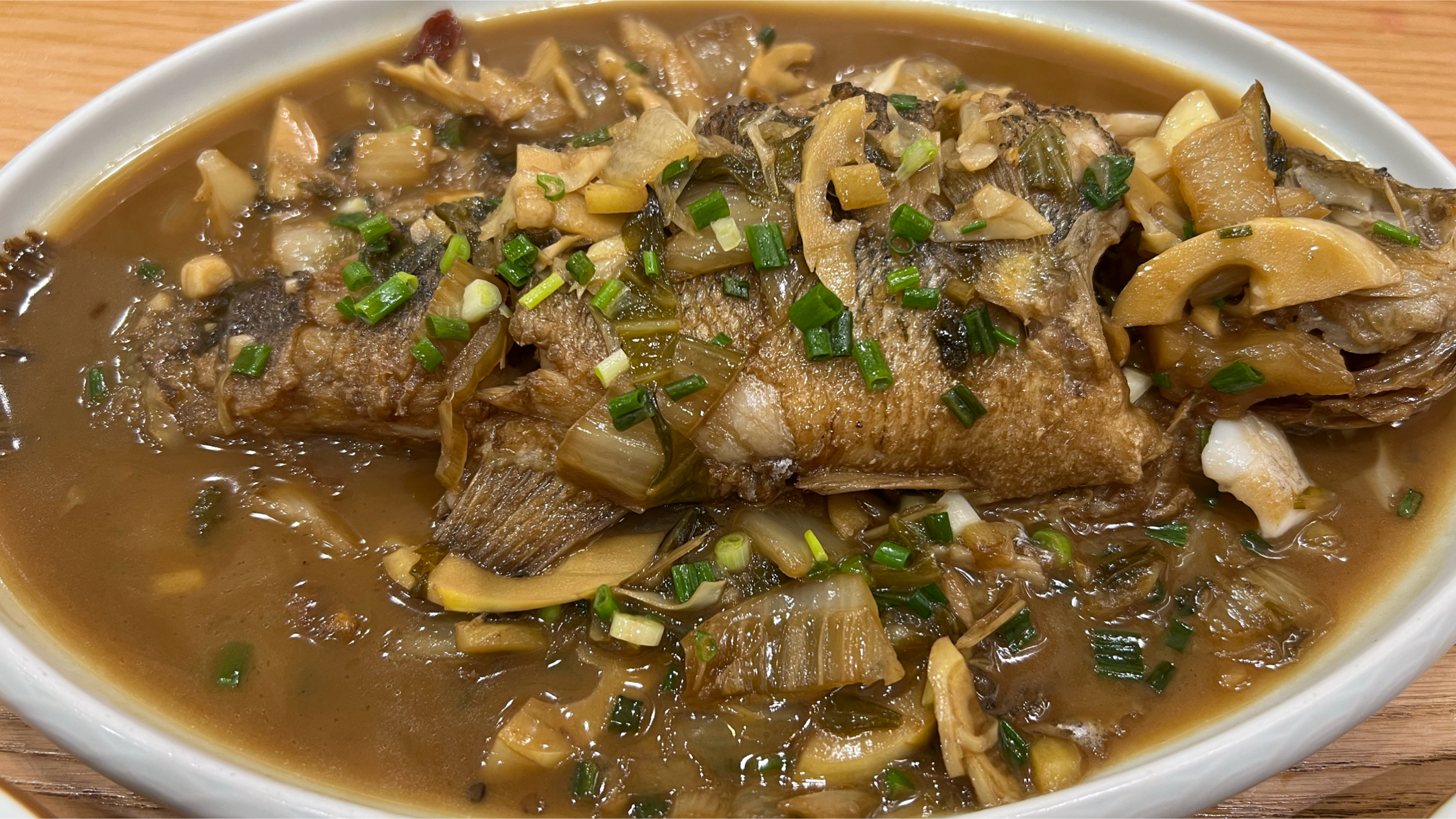 杭州新派老字号,每天排队怎么回事?这道抱腌菜笋子鲈鱼是招牌