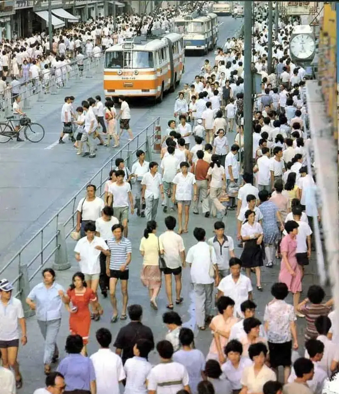 1983年,北京,中法合资的马克西姆餐厅,三位青年对着镜头面露微笑,当时