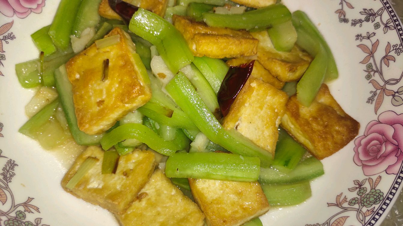 当丝瓜遇上豆腐完美搭配,有红有绿还有黄,营养健康家人赞不绝口