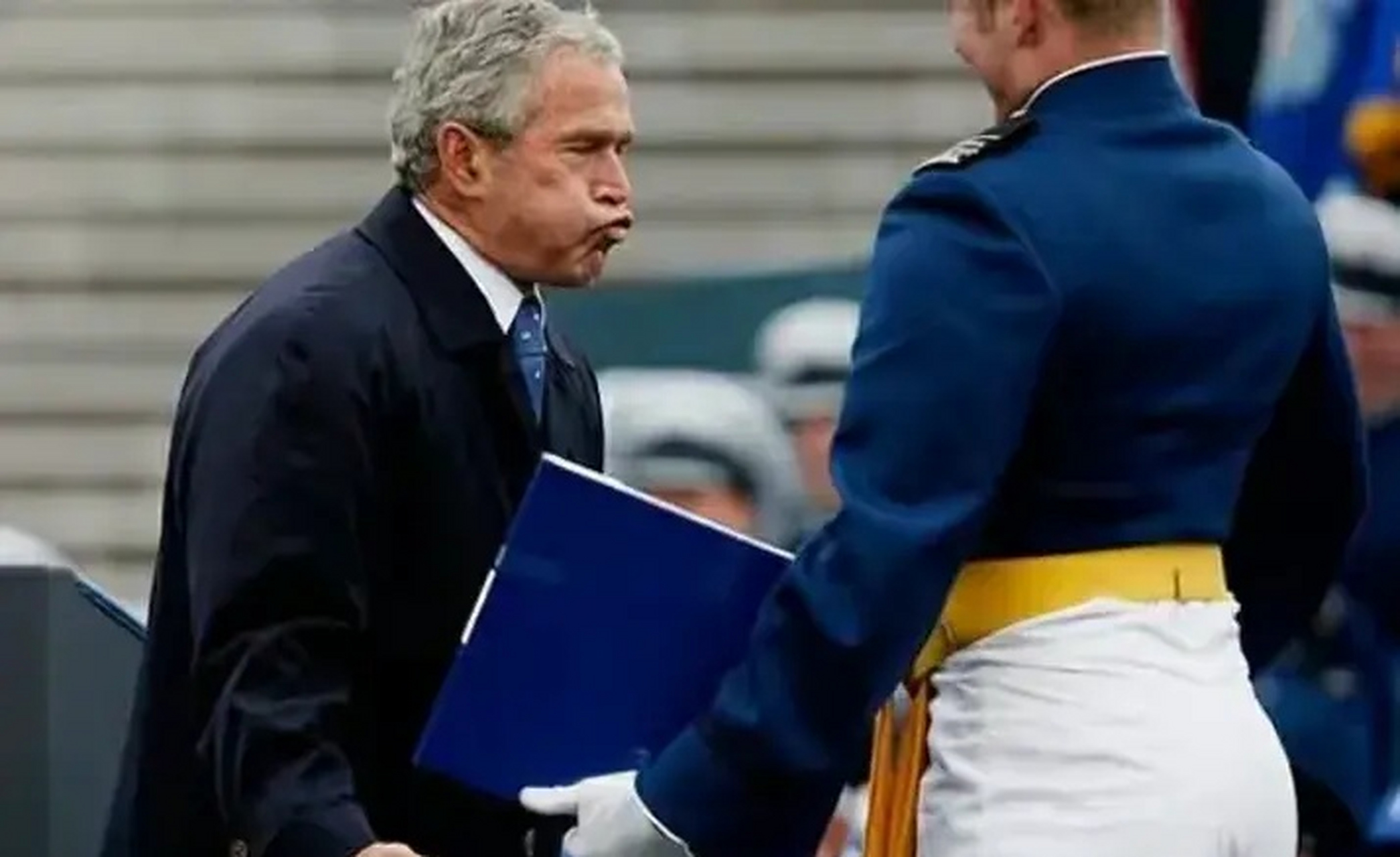 美国第43任总统小布什(2001-2009),是一个很奇葩的人,常常做一些傻瓜