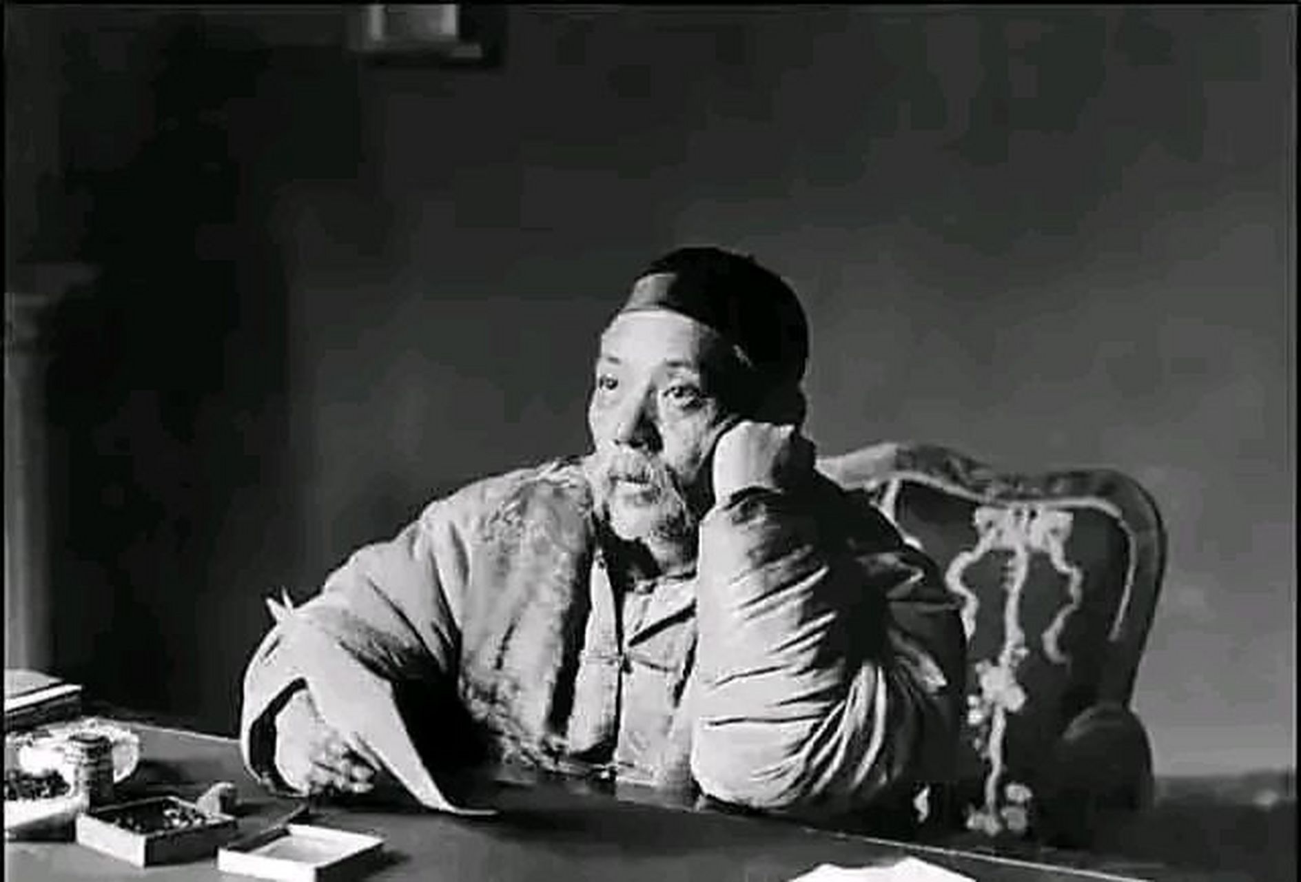 1924年,57岁的郭葆昌正在琉璃厂闲逛,忽见一老板娘冲他挤眉弄眼.