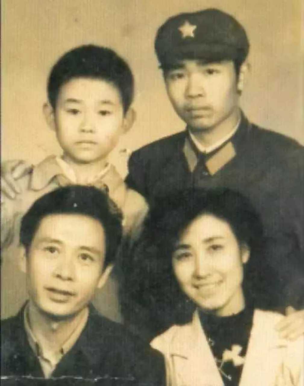 刀郎和美女妈妈,哥哥,爸爸,女儿的亲密合照,就是没有前妻啊!