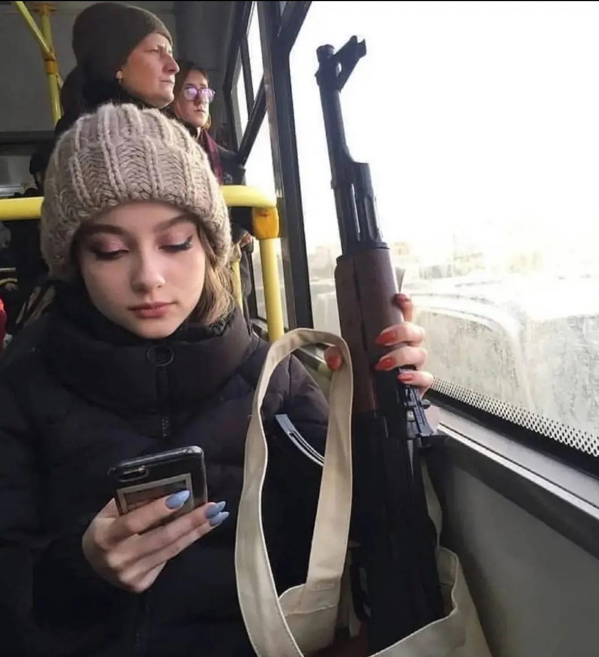 车臣共和国的小姑娘乘坐在一辆公交车,她两只手的指甲分别涂抹成不同