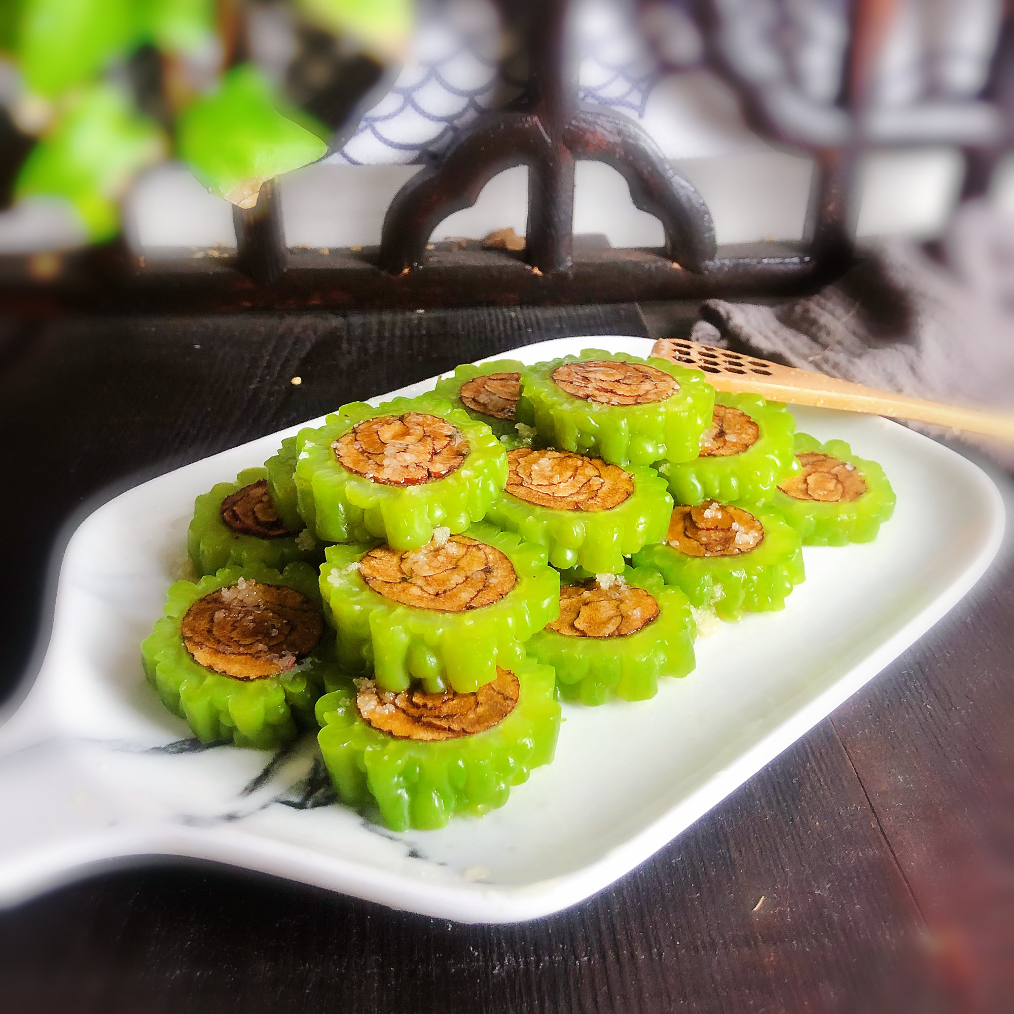 夏天吃点苦,去火又消暑,这道酿苦瓜好看又好吃,苦味不重还香甜