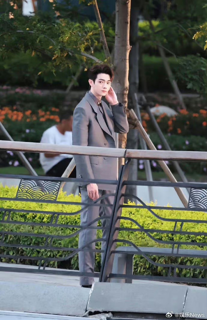 许凯西装造型路透,西装半永久吧