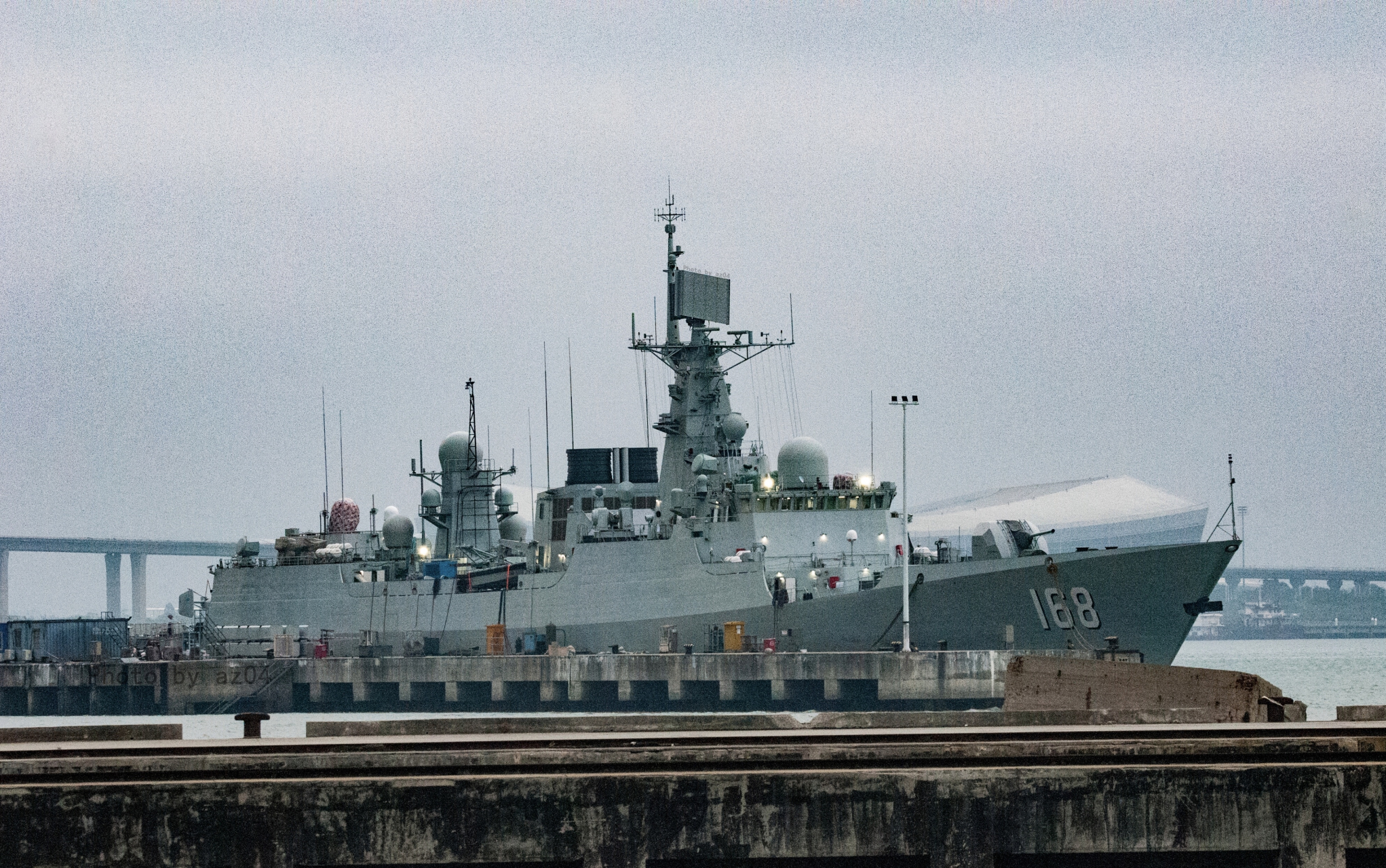 图为改装完毕的052b驱逐舰"广州"舰,基本上又是一艘大号的054a护卫舰.