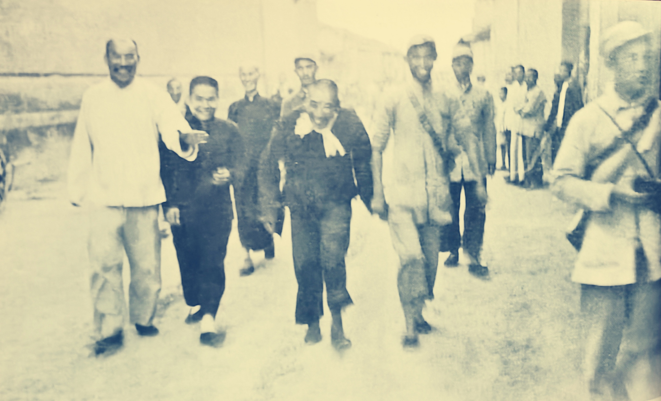 历史老照片:1945年,河北翼中王庆坨镇(天津武清区)伪镇长代表日寇向