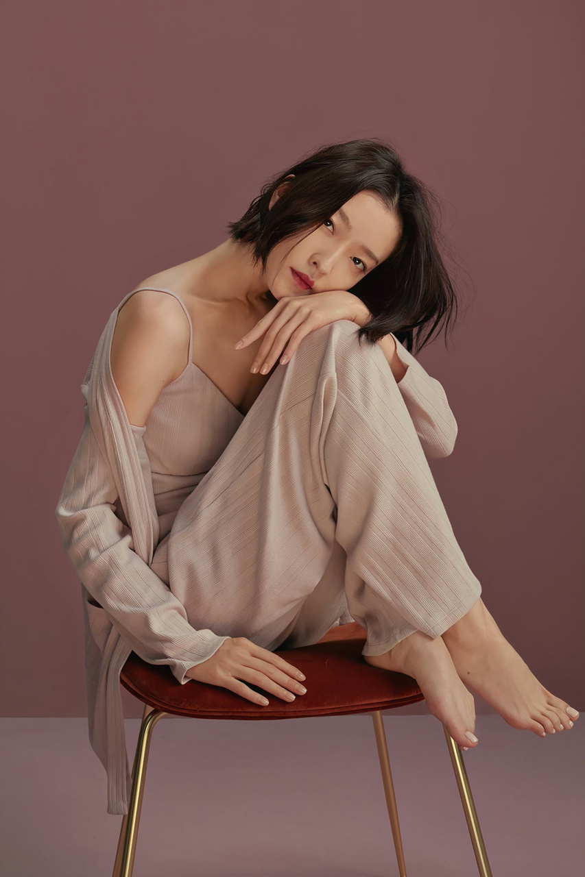 模特杜鹃展示长腿玉足,2016年,杜鹃凭借喜剧片《摆渡人》中调酒师