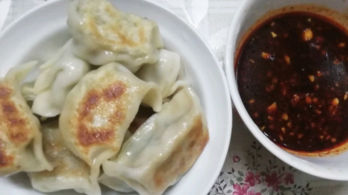 80后妈妈做韭菜猪肉馅饺子,皮薄馅儿大,蘸着料汁吃,满口鲜香!