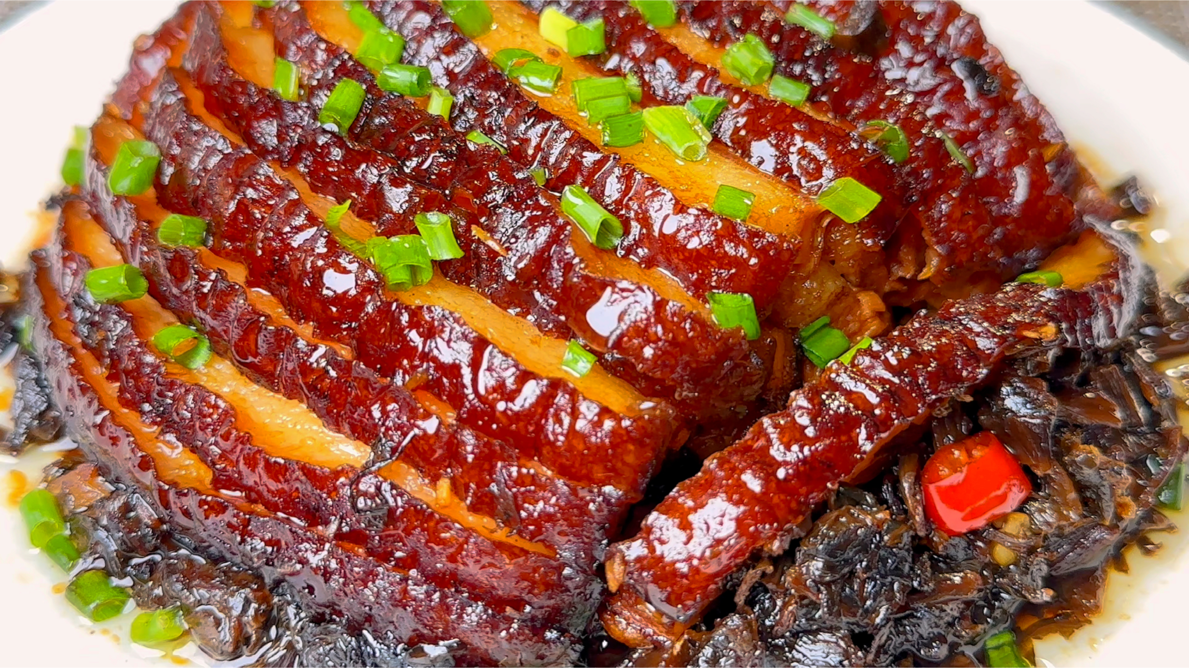 详细讲解梅菜扣肉好吃的做法，学会后逢年过节个个夸你是大厨