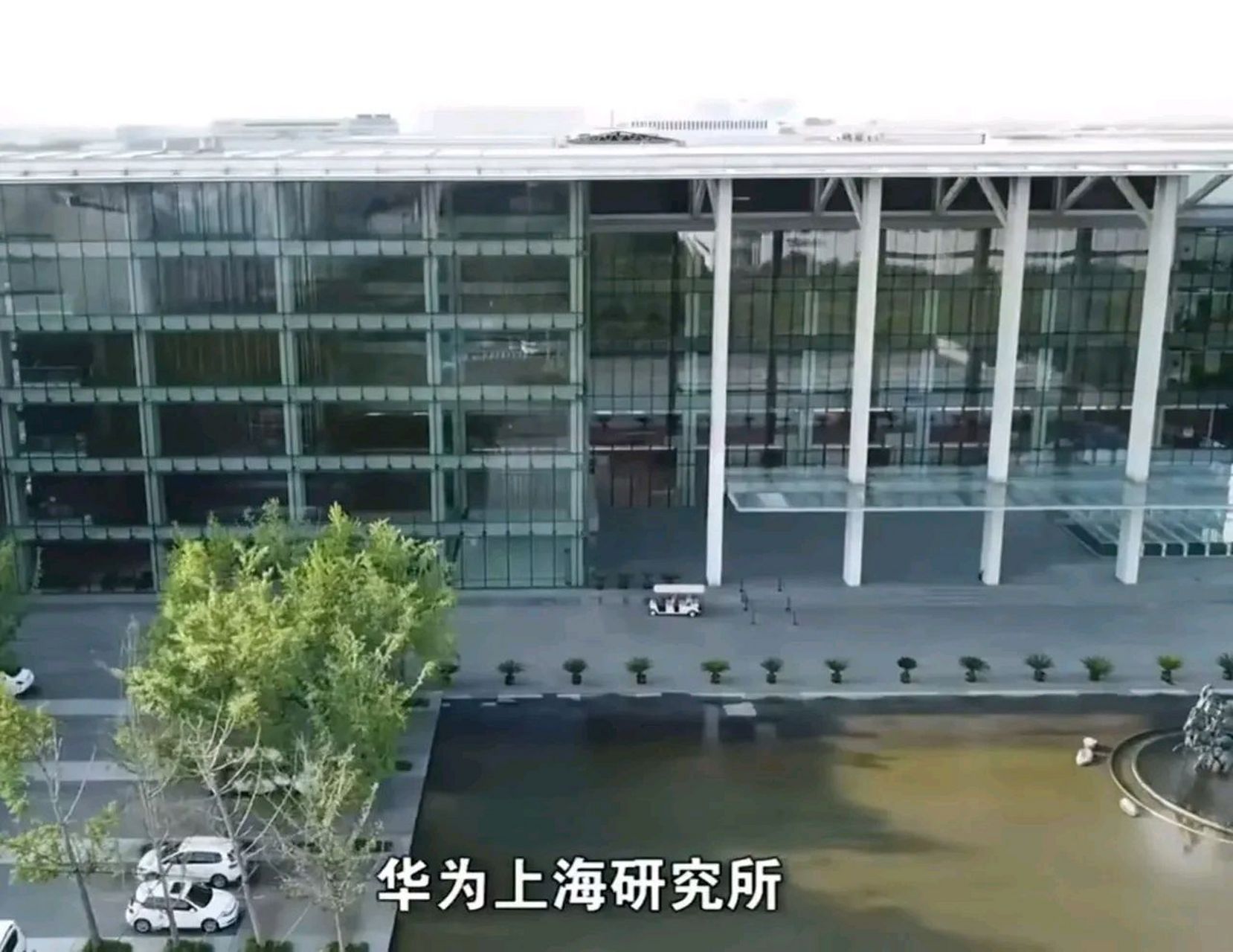 这里位于浦东新区新金桥路上,大楼号称上海最长的单体建筑,总长度