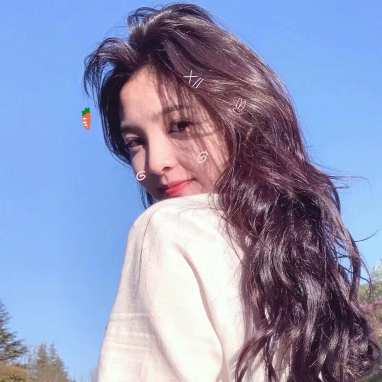 快来围观她这独特的魅力![原文:章若楠动漫头像展示个性时.