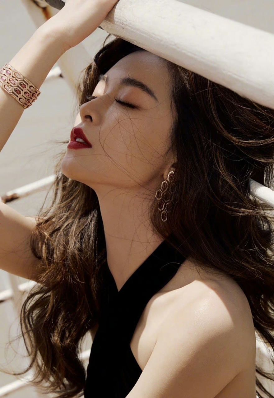 文咏珊随剧组《消失的她》亮相微博电影之夜,一袭修身黑色礼服出镜