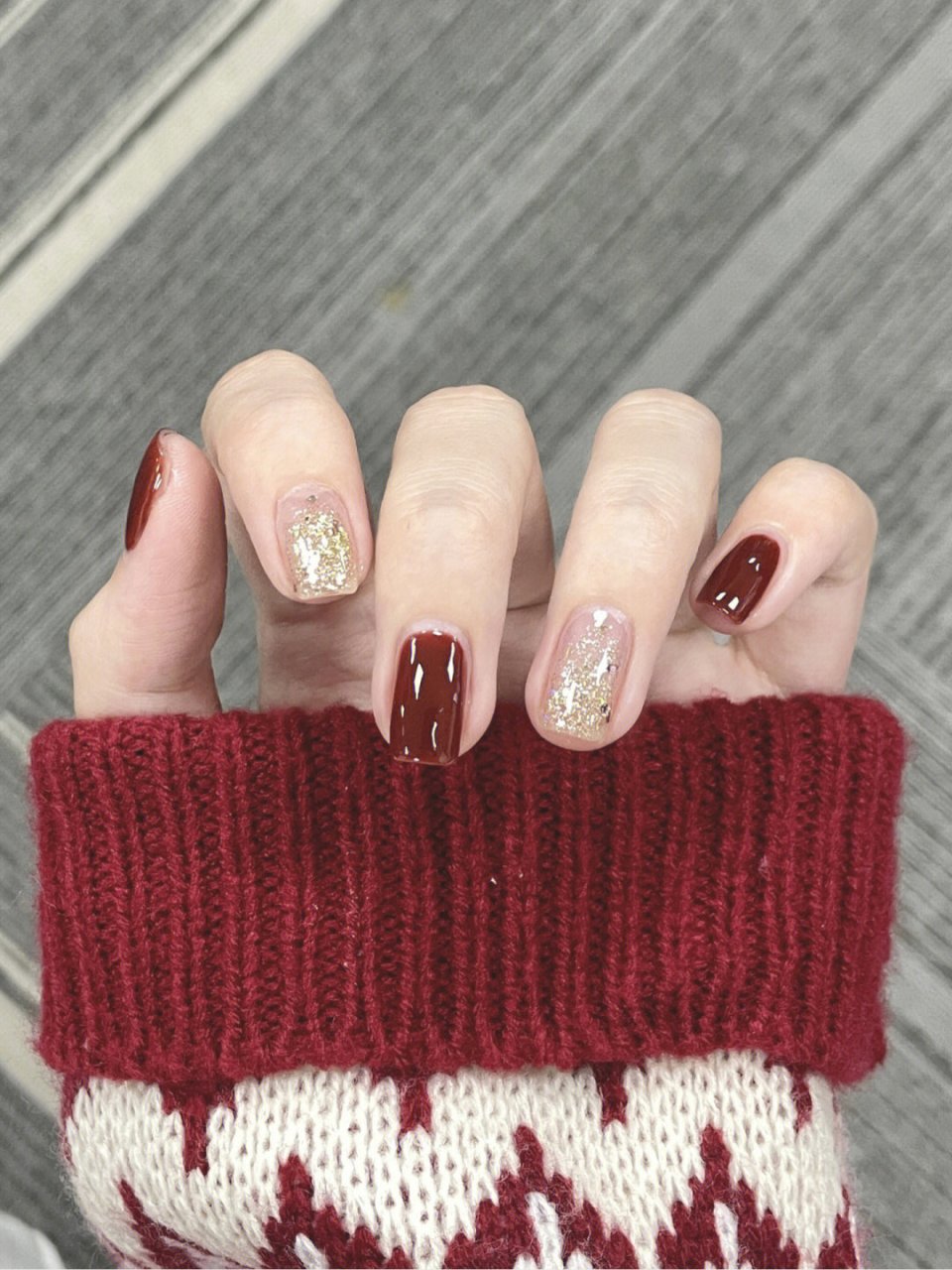 美甲97简单的过年搭配了 一个红色加一个金色亮片就很好看了!