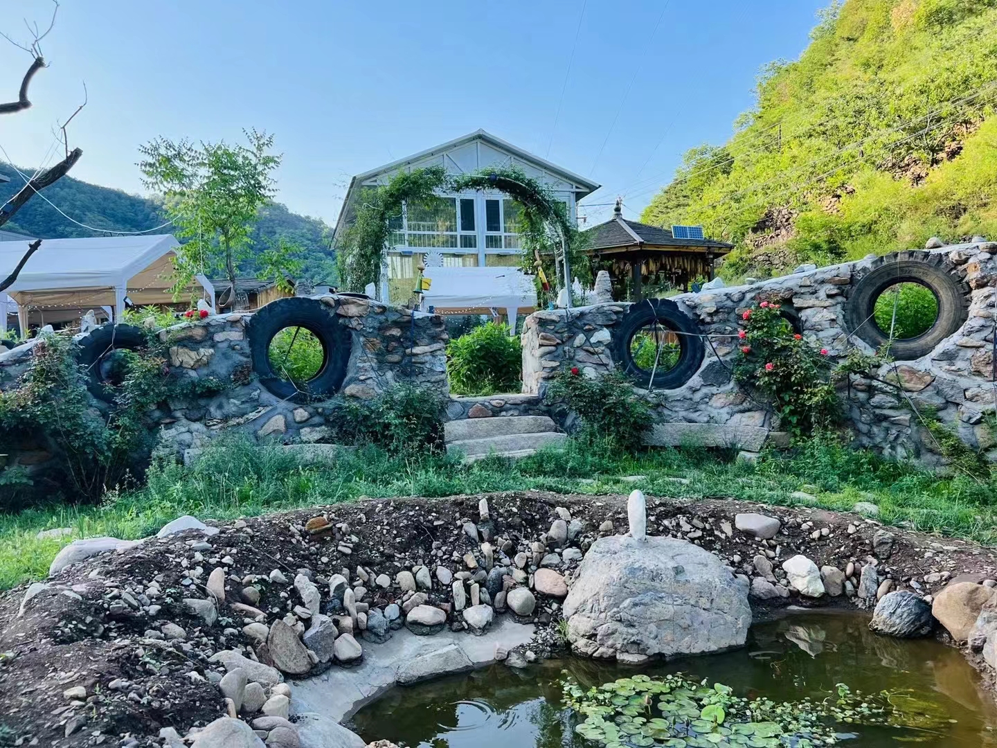 可能年轻的时候受的情伤太深的缘故吧