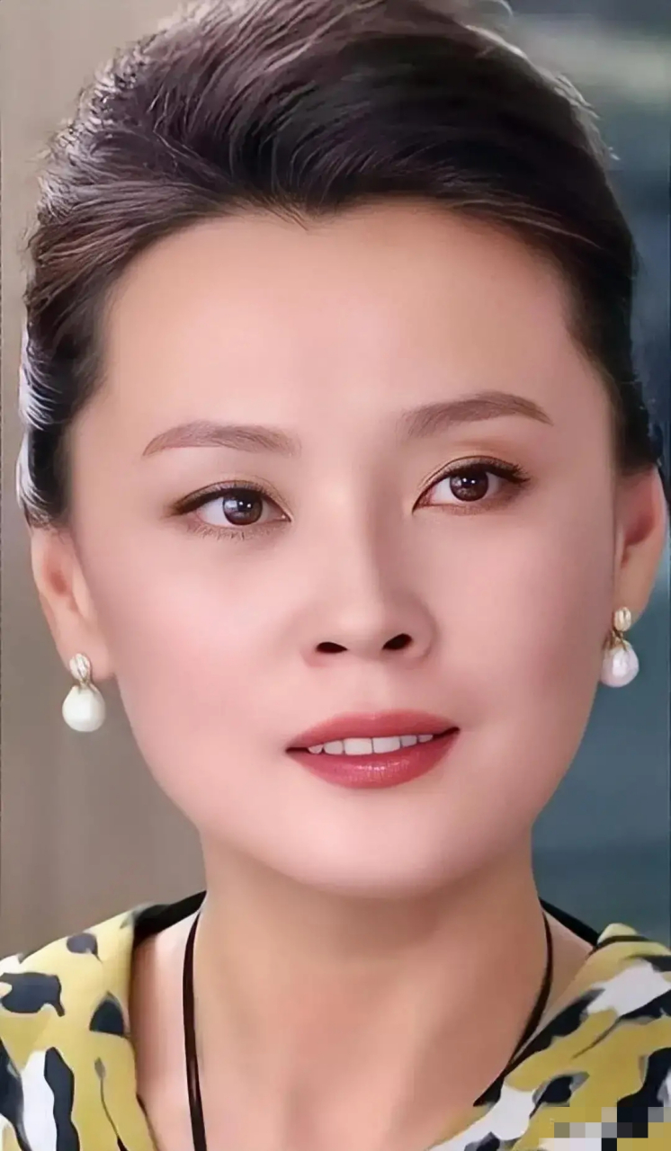 梁爱琪,真美!雪白的肌肤,光滑细腻,妩媚动人,人美演技好!  梁爱琪,中